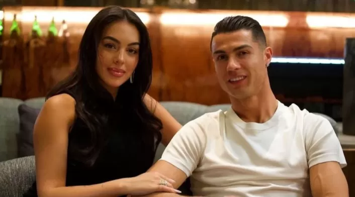 Cristiano Ronaldo y Georgina Rodríguez: una historia de amor que sorprende. Compromiso y futuro juntos en Dubai. Cristiano Ronaldo y Georgina Rodríguez: una historia de amor que sorprende. Compromiso y futuro juntos en Dubai.