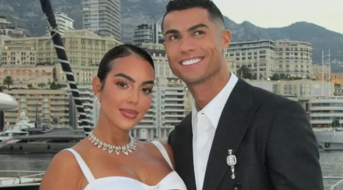 Cristiano Ronaldo y Georgina Rodríguez: la historia de amor que sorprende al mundo. Descubre detalles del compromiso y la vida en pareja de la estrella del fútbol y la influencer Cristiano Ronaldo y Georgina Rodríguez: la historia de amor que sorprende al mundo. Descubre detalles del compromiso y la vida en pareja de la estrella del fútbol y la influencer