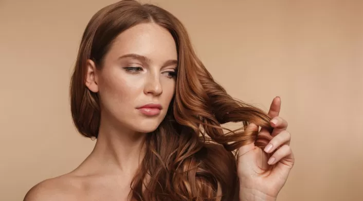 El primer paso para evitar el frizz es garantizar una hidratación suficiente. El cabello necesita retener agua y nutrientes para mantener su estructura en equilibrio El primer paso para evitar el frizz es garantizar una hidratación suficiente. El cabello necesita retener agua y nutrientes para mantener su estructura en equilibrio