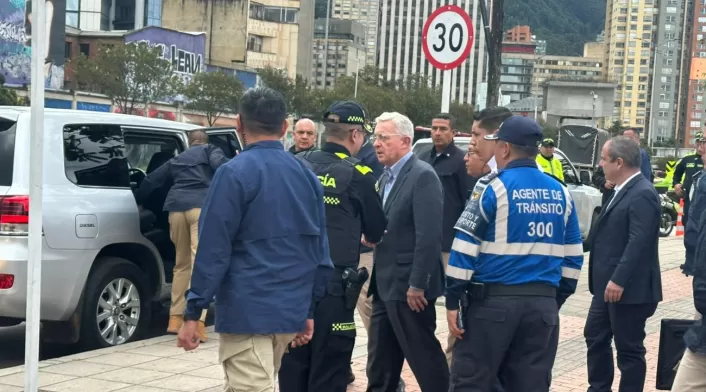 Álvaro Uribe Vélez Álvaro Uribe Vélez