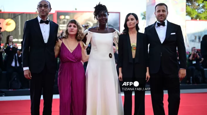 El Festival de Cine de Venecia 2025 brilla con estrellas como Julia Roberts y George Clooney, mientras la política y las protestas se cuelan en la alfombra roja El Festival de Cine de Venecia 2025 brilla con estrellas como Julia Roberts y George Clooney, mientras la política y las protestas se cuelan en la alfombra roja