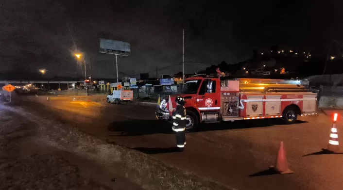 Un equipo de bomberos permanece en la Autopista Sur de Soacha por una fuga de gas.