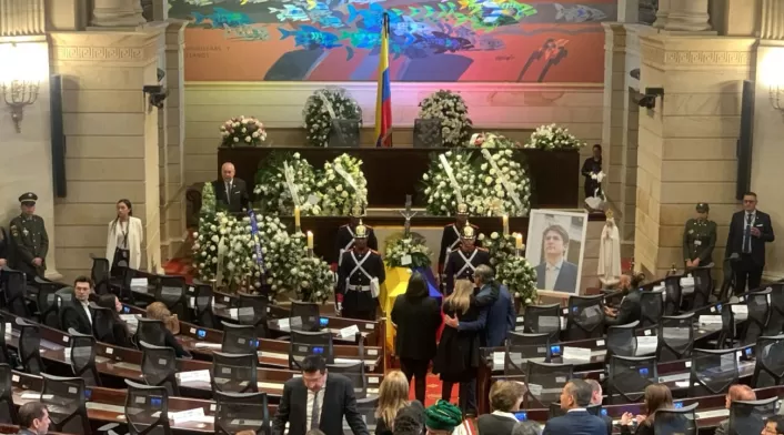 Llegan senadores a despedir a Miguel Uribe Llegan senadores a despedir a Miguel Uribe