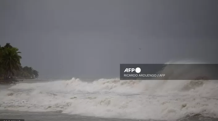 Huracán Erin categoría 4 avanza hacia Bahamas con vientos de 220 kmh y lluvias intensas. Alerta de inundaciones y evacuaciones en la costa este de Estados Unidos Huracán Erin categoría 4 avanza hacia Bahamas con vientos de 220 kmh y lluvias intensas. Alerta de inundaciones y evacuaciones en la costa este de Estados Unidos