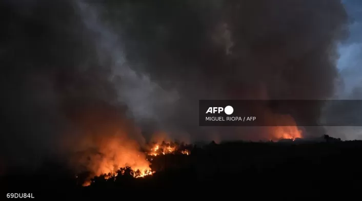 España enfrenta grave crisis por incendios forestales, dos fallecidos y miles de evacuados. Presidente Pedro Sánchez agradece labor de equipos de emergencia en medio de la tragedia España enfrenta grave crisis por incendios forestales, dos fallecidos y miles de evacuados. Presidente Pedro Sánchez agradece labor de equipos de emergencia en medio de la tragedia