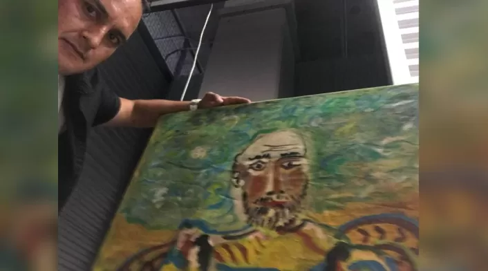 Curador Marcel Lomaba junto a El Hombre Sentado de Picasso. (2024) Curador Marcel Lomaba junto a El Hombre Sentado de Picasso. (2024)