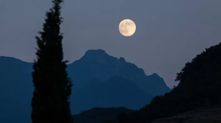 luna de esturión luna de esturión