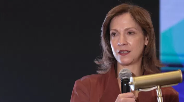 La presidenta de AmCham Colombia advierte sobre riesgos para el país si EE.UU. no certifica en lucha contra drogas. Impacto en cooperación internacional y seguridad nacional en riesgo. La presidenta de AmCham Colombia advierte sobre riesgos para el país si EE.UU. no certifica en lucha contra drogas. Impacto en cooperación internacional y seguridad nacional en riesgo.