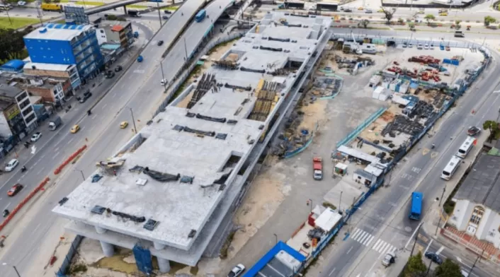 Paralelamente, se adelantan estudios para extender la línea hasta la calle 100 y se desarrolla el proceso licitatorio de la segunda línea Paralelamente, se adelantan estudios para extender la línea hasta la calle 100 y se desarrolla el proceso licitatorio de la segunda línea