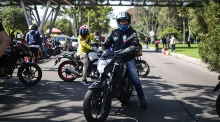 Nueva propuesta de licencia de conducción en Colombia busca reducir siniestros viales. Conductores novatos deberán portar letra A en vehículos durante primer año Nueva propuesta de licencia de conducción en Colombia busca reducir siniestros viales. Conductores novatos deberán portar letra A en vehículos durante primer año