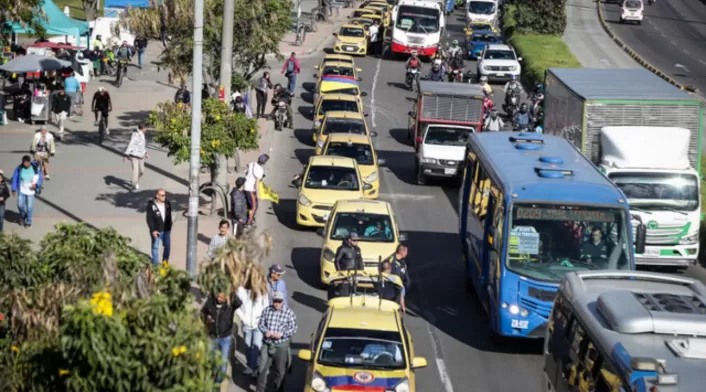 Flota de taxis eléctricos en Bogotá: una apuesta por la movilidad sostenible y la reducción de la contaminación. Ahorra combustible y contribuye a la calidad del aire. Descubre cómo cargarlos fácilmente en la ciudad Flota de taxis eléctricos en Bogotá: una apuesta por la movilidad sostenible y la reducción de la contaminación. Ahorra combustible y contribuye a la calidad del aire. Descubre cómo cargarlos fácilmente en la ciudad