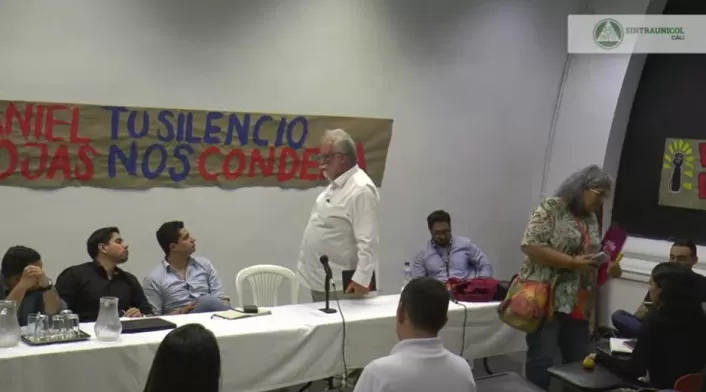 Discusión entre director territorial de la SAE y funcionarios del Mineducación.