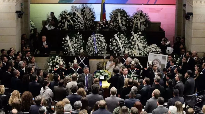 "Viva Colombia", el grito con el que ciudadanos despiden al senador Miguel Uribe en el Congreso "Viva Colombia", el grito con el que ciudadanos despiden al senador Miguel Uribe en el Congreso