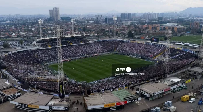 El hincha fue trasladado a un hospital, pero falleció debido a la gravedad de sus heridas. El hincha fue trasladado a un hospital, pero falleció debido a la gravedad de sus heridas.