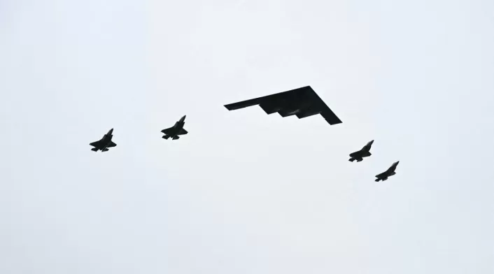 Un bombardero B-2 (C) y cuatro cazas F-35 Un bombardero B-2 (C) y cuatro cazas F-35