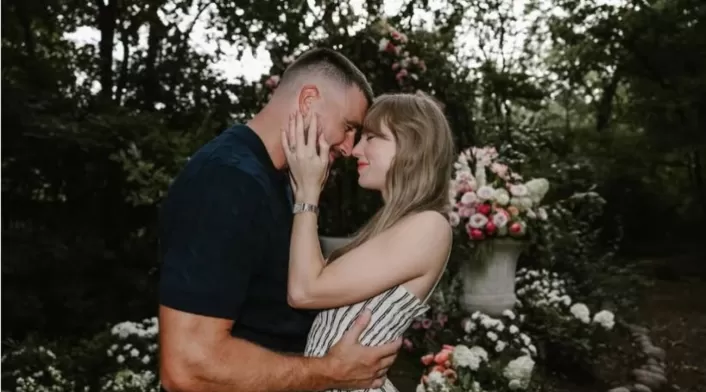 Taylor Swift y Travis Kelce anuncian su compromiso con un espectacular anillo de diamantes Taylor Swift y Travis Kelce anuncian su compromiso con un espectacular anillo de diamantes