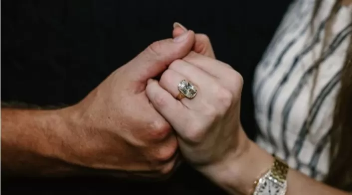 Taylor Swift mostró a su público el anillo de compromiso, gesto que permitió a expertos y seguidores analizar cada detalle de la joya Taylor Swift mostró a su público el anillo de compromiso, gesto que permitió a expertos y seguidores analizar cada detalle de la joya