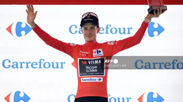 El equipo UAE Team Emirates se lleva la contrarreloj por equipos en la Vuelta a España, con Jonas Vingegaard recuperando el maillot rojo. El equipo UAE Team Emirates se lleva la contrarreloj por equipos en la Vuelta a España, con Jonas Vingegaard recuperando el maillot rojo.