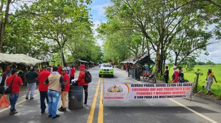 Paro en la vía a Caucasia. Paro en la vía a Caucasia.
