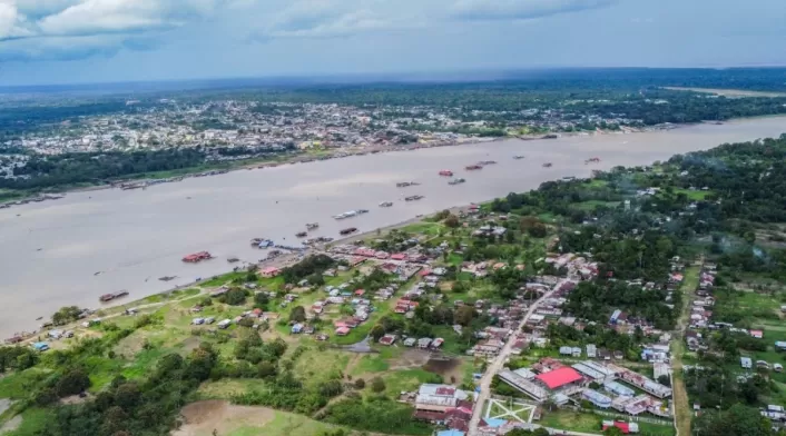 La isla de Santa Rosa de Perú se caracteriza por ser un punto de tránsito constante de personas y mercancías.