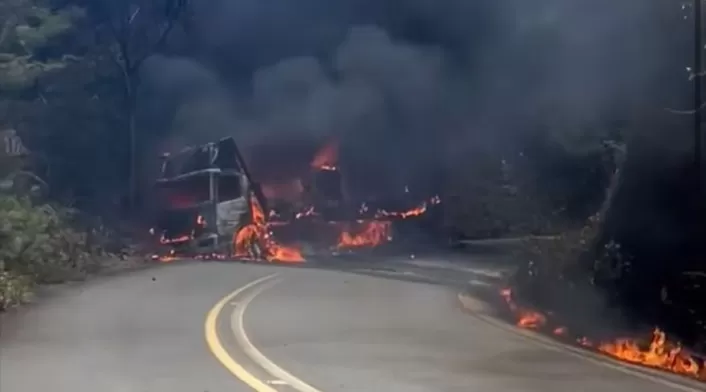 Atentado terrorista en Antioquia: las Farc prendieron fuego contra un vehículo
