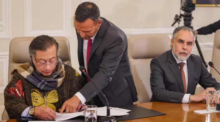 Ministro de Defensa, Pedro Sánchez, y Gustavo Petro