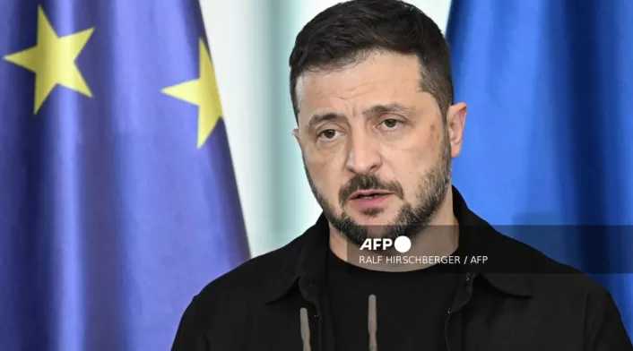 El presidente ucraniano denuncia la negativa rusa de aceptar un alto el fuego, complicando la búsqueda de paz. El presidente ucraniano denuncia la negativa rusa de aceptar un alto el fuego, complicando la búsqueda de paz.