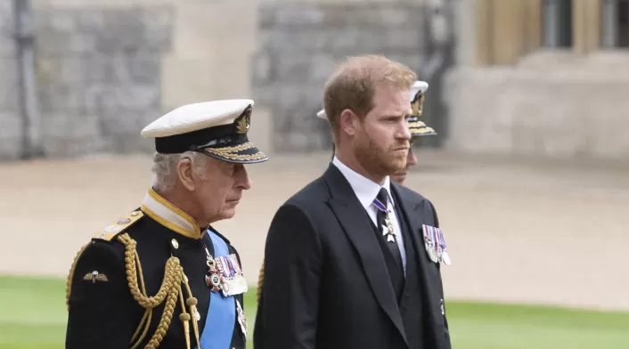 El príncipe Harry llegó en solitario a Clarence House para reunirse con el rey Carlos III en Londres. Rey Carlos y príncipe Harry