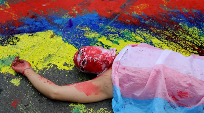 Una persona participa en una presentación artística para rechazar la violencia contra la comunidad trans en Colombia.