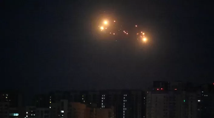 Fotografía del cielo nocturno de Kiev, la capital de Ucrania, iluminado por misiles que Rusia lanzó.