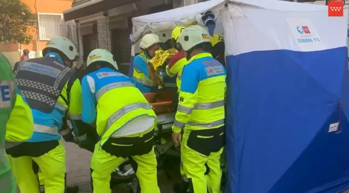 Explosión en bar de Madrid deja al menos 21 heridos, tres graves, por fuga de gas. Bomberos y perros rastreadores trabajan en desescombro Explosión en bar de Madrid deja al menos 21 heridos, tres graves, por fuga de gas. Bomberos y perros rastreadores trabajan en desescombro