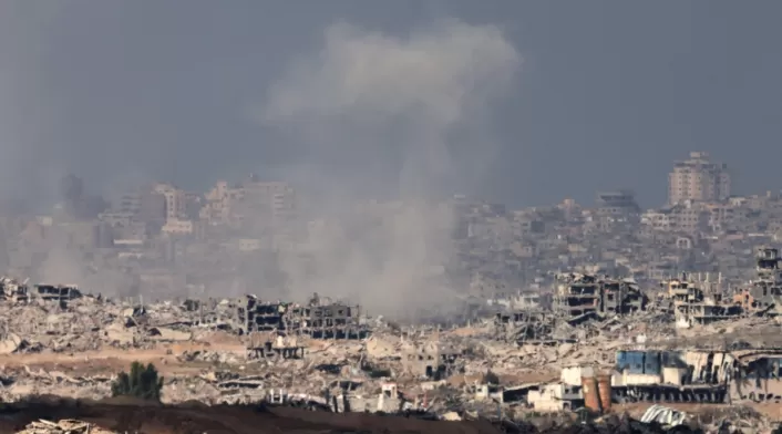 Imagen de una columna de humo saliendo de una zona de Gaza sitiada por Israel.