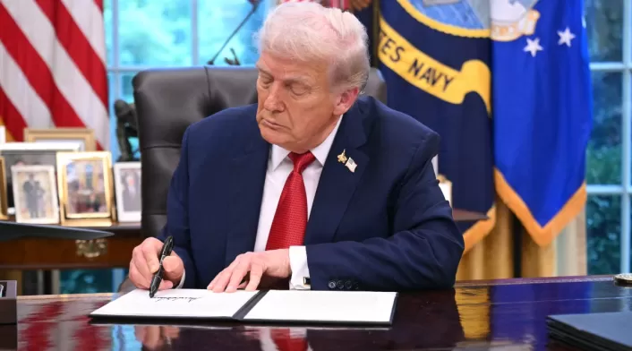 El presidente estadounidense, Donald Trump, firmando una orden ejecutiva en el Despacho Oval de la Casa Blanca.