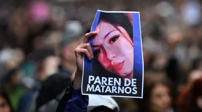Manifestación por el triple asesinato de jóvenes en Argentina