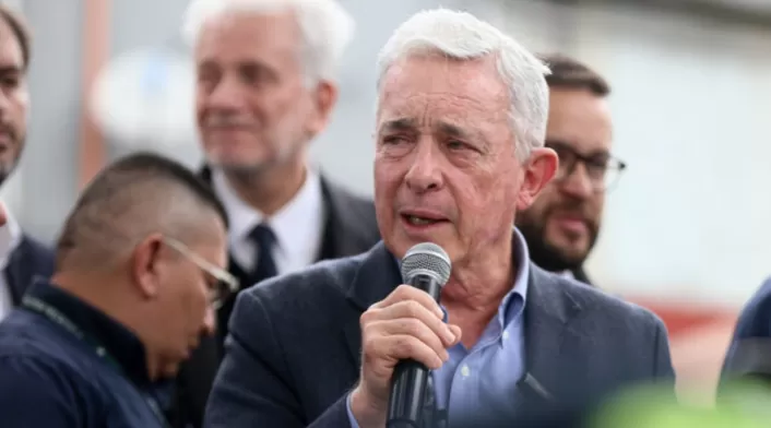Álvaro Uribe Vélez recibe libertad provisional mientras se analiza fallo condenatorio. Noticia en desarrollo Álvaro Uribe Vélez recibe libertad provisional mientras se analiza fallo condenatorio. Noticia en desarrollo