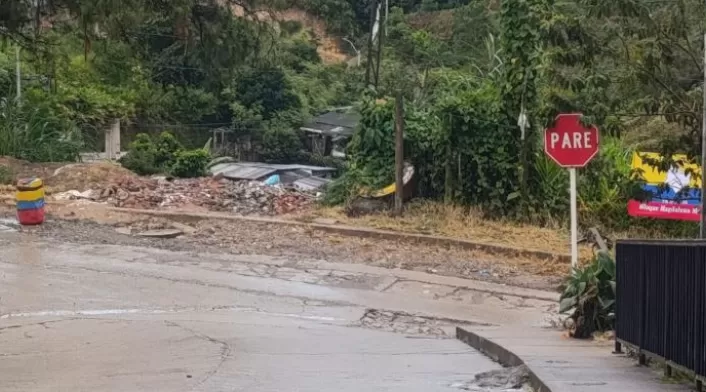 Gobernador de Antioquia denuncia "violación al DIH" tras hallazgo de cilindro con bandera de disidencias frente a un jardín infantil