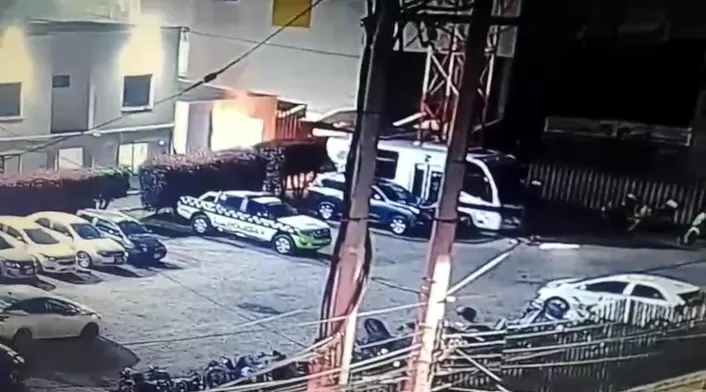 Captura de pantalla de un video en el que se ve un incendio en la estación de Policía de Funza.