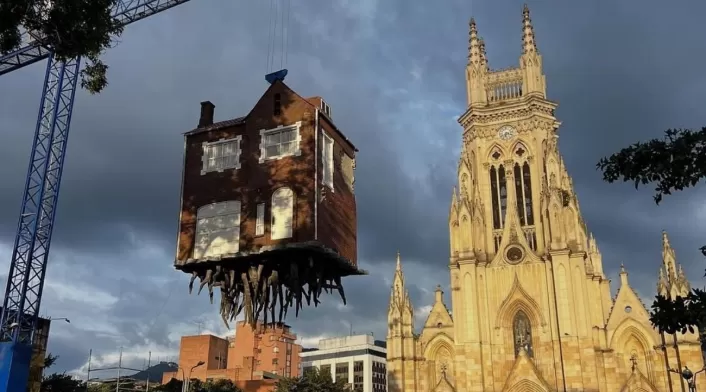 La casa en el aire de Leandro Erlich La casa en el aire de Leandro Erlich