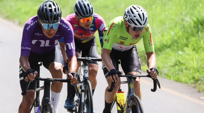 Acciones del Clásico RCN 2025: Team Medellín controla la carrera en etapa llana hacia Buga, Valle del Cauca. Velocistas luchan por escapar en los 135,9 km. Acciones del Clásico RCN 2025: Team Medellín controla la carrera en etapa llana hacia Buga, Valle del Cauca. Velocistas luchan por escapar en los 135,9 km.