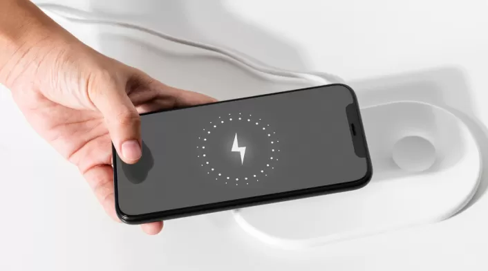 Colocar el celular en superficies ventiladas evita sobrecalentamiento de baterías. Colocar el celular en superficies ventiladas evita sobrecalentamiento de baterías.