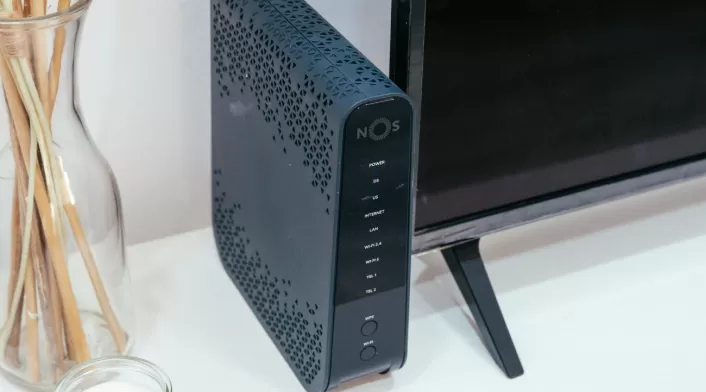 Colocar el router WiFi en espacios abiertos y elevados mejora la cobertura en casa. Colocar el router WiFi en espacios abiertos y elevados mejora la cobertura en casa.