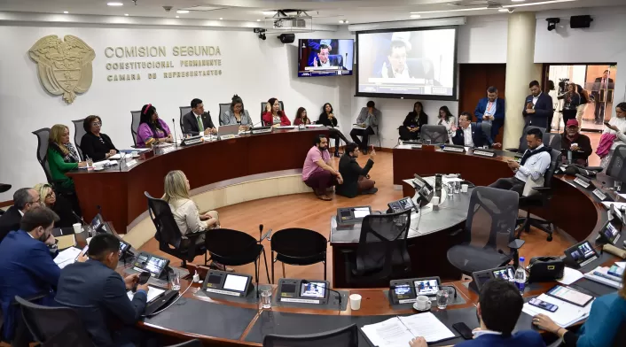 La reforma tributaria de 2025 genera controversia en el Congreso colombiano. Representantes como Andrés Forero y Katherine Miranda expresan preocupación por los nuevos impuestos propuestos. La reforma tributaria de 2025 genera controversia en el Congreso colombiano. Representantes como Andrés Forero y Katherine Miranda expresan preocupación por los nuevos impuestos propuestos.