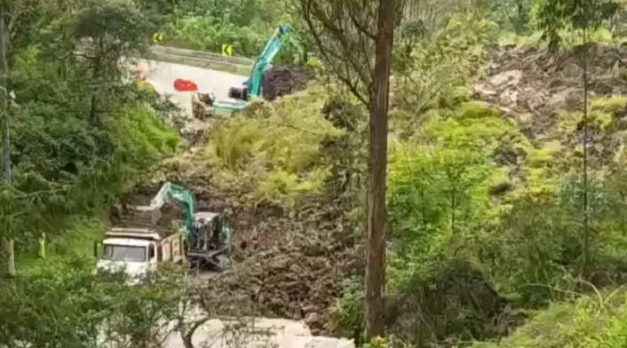 Vía al Llano cerrada Vía al Llano cerrada