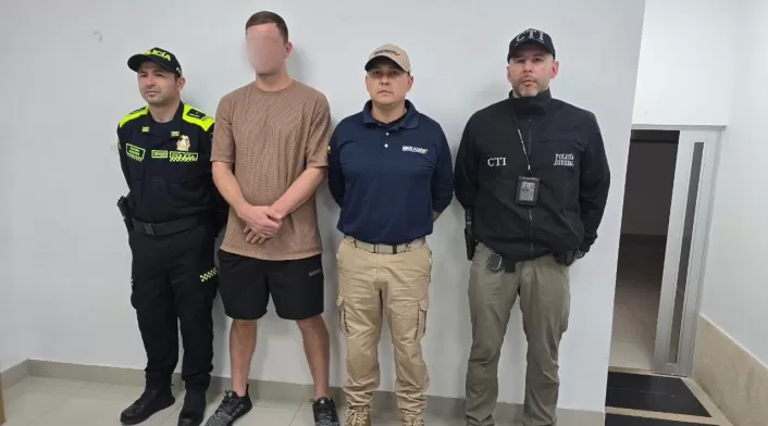 Expulsan a ciudadano estadounidense en Medellín por antecedentes de hurto. Operativo conjunto logra su ubicación en hotel de El Poblado. Expulsan a ciudadano estadounidense en Medellín por antecedentes de hurto. Operativo conjunto logra su ubicación en hotel de El Poblado.