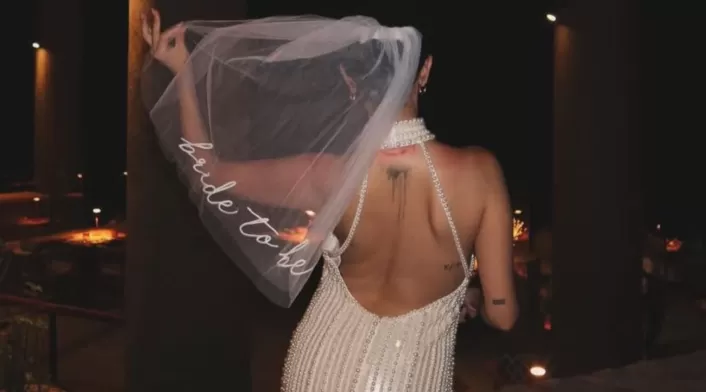 En las fotos compartidas, se observa a Gómez vistiendo ropa acorde a la ocasión; destacan bordados con la frase 'bride to be' En las fotos compartidas, se observa a Gómez vistiendo ropa acorde a la ocasión; destacan bordados con la frase 'bride to be'