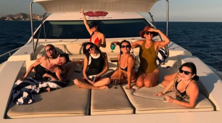 La cantante de 30 años lució un bikini blanco y vestidos con bordados 'bride to be', mientras celebraba con sus amigas. La cantante de 30 años lució un bikini blanco y vestidos con bordados 'bride to be', mientras celebraba con sus amigas.