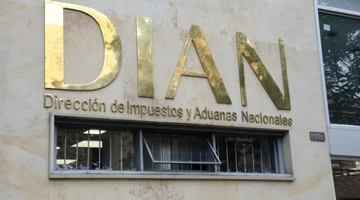 El presidente de Analdex advierte sobre demoras en inspecciones de la DIAN que afectan a empresas exportadoras. El presidente de Analdex advierte sobre demoras en inspecciones de la DIAN que afectan a empresas exportadoras.