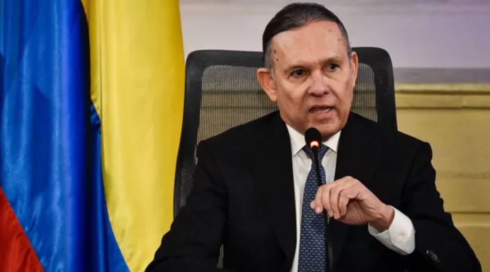 El senador Efraín Cepeda confirma su candidatura presidencial y revela cómo ha derrotado a Petro en entrevista con La FM El senador Efraín Cepeda confirma su candidatura presidencial y revela cómo ha derrotado a Petro en entrevista con La FM