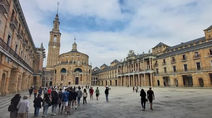 Estudiantes colombianos pueden acceder a la beca Chevening para formarse en universidades del Reino Unido. Estudiantes colombianos pueden acceder a la beca Chevening para formarse en universidades del Reino Unido.