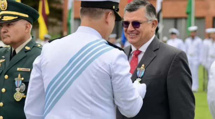 La Fiscalía imputará cargos al vicealmirante José Ricardo Hurtado Chacón por corrupción y narcotráfico. El excomandante de la Armada Nacional es acusado de favorecer a una red criminal. La Fiscalía imputará cargos al vicealmirante José Ricardo Hurtado Chacón por corrupción y narcotráfico. El excomandante de la Armada Nacional es acusado de favorecer a una red criminal.
